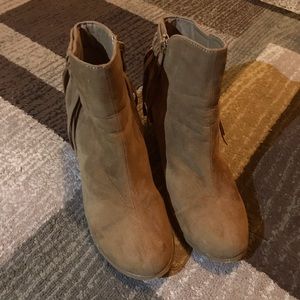 HIGH CLASS BOHO BOOTIES WITH TASSELS - TAN